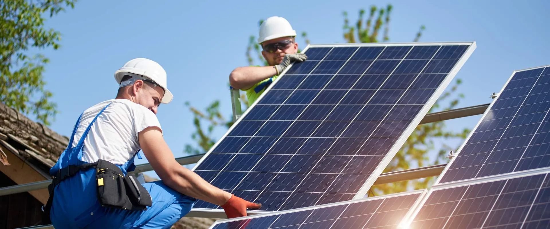 Dos técnicos instalando paneles solares
