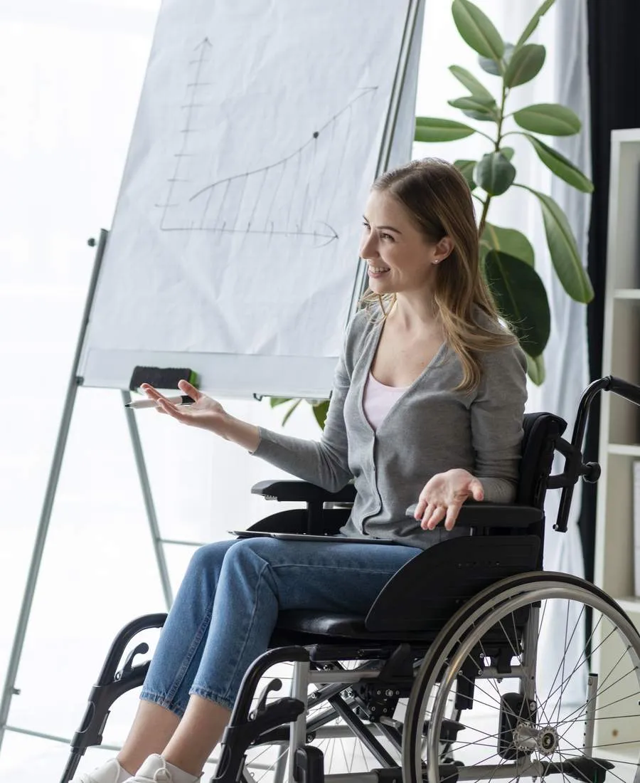 Collaboratrice en fauteuil roulant animant une réunion