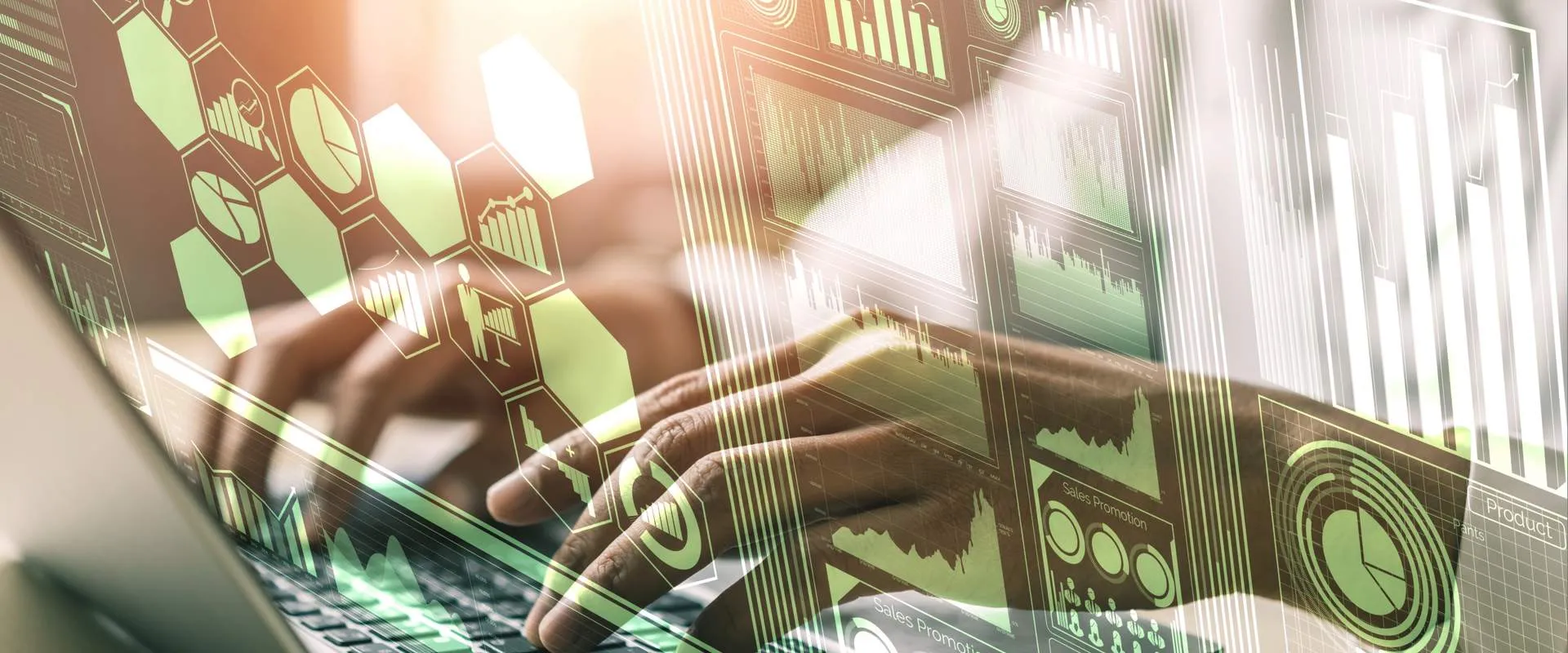 Mani su una tastiera di computer, con dashboard di dati in sovrimpressione